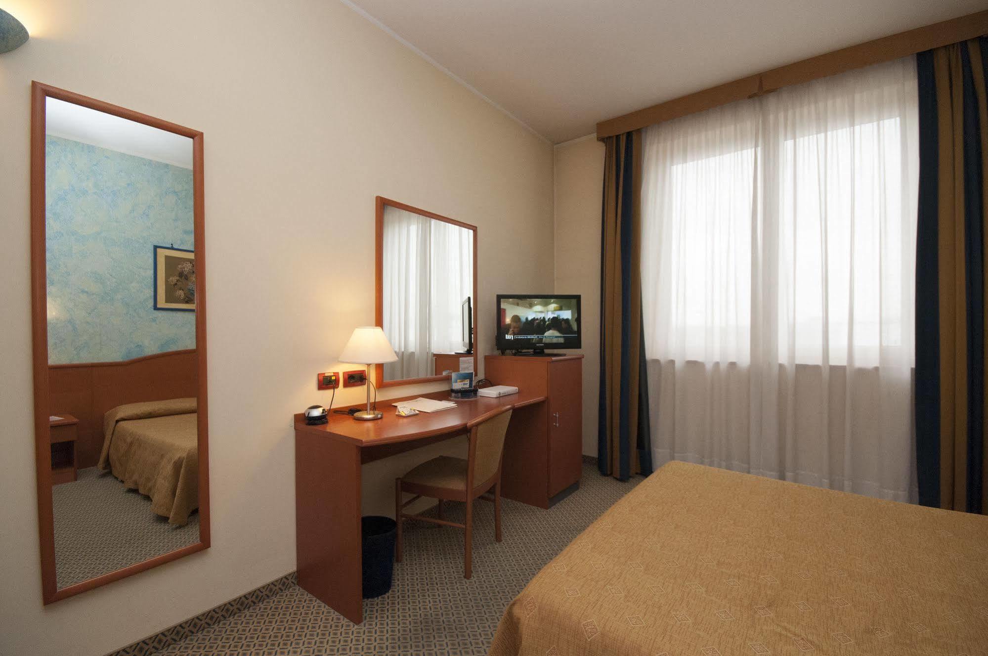 Hotel Brindor Poirino Exterior photo